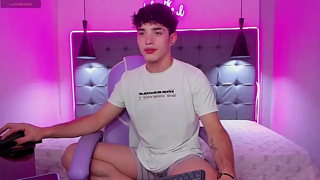 AlejooTwink online show from 12-15-25, 09:41