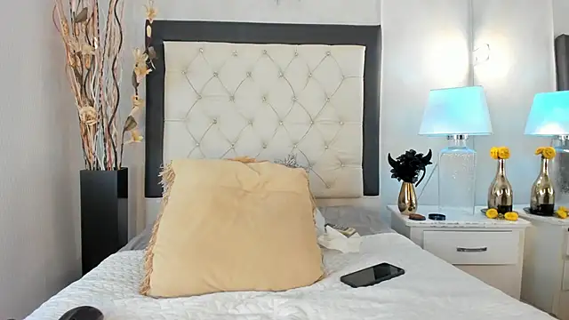 GaleHodge online show from 12-17-25, 04:29