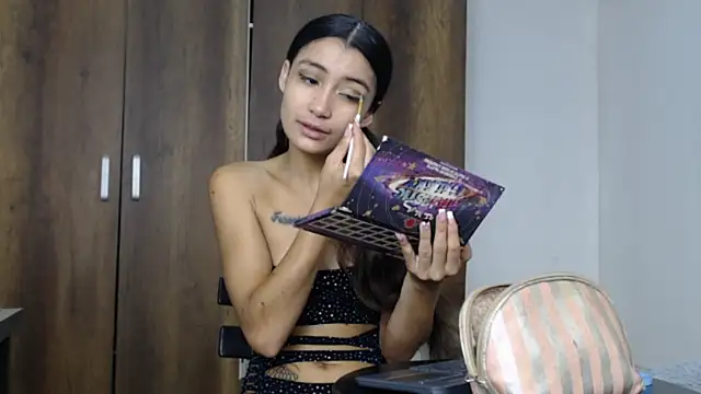 Snapshot of conni_f00x chatting on 02-25-25, 01:17 conni f00x online show from 02-25-25, 01:17