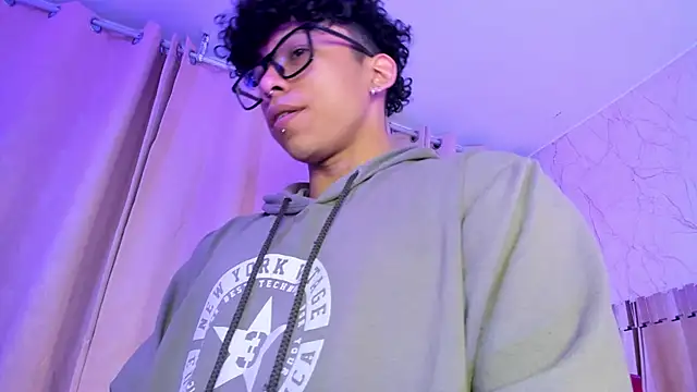 Snapshot of AkazaBoy_ chatting on 12-21-25, 04:30 AkazaBoy online show from 12-21-25, 04:30