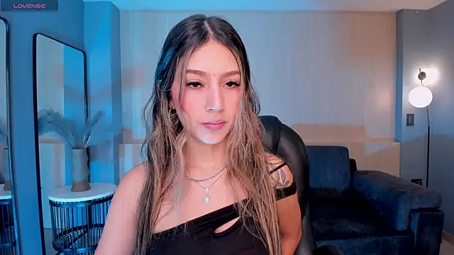 Snapshot of TaraLawrence chatting on 02-18-25, 03:21 TaraLawrence online show from 02-18-25, 03:21