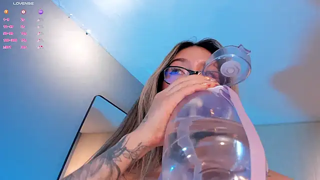 Snapshot of TaraLawrence chatting on 02-25-25, 06:25 TaraLawrence online show from 02-25-25, 06:25