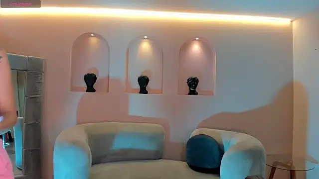 Snapshot of TaraLawrence chatting on 10-17-25, 03:31 TaraLawrence online show from 10-17-25, 03:31