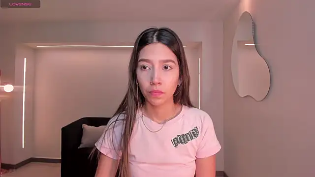 Snapshot of TaraLawrence chatting on 11-15-25, 06:22 TaraLawrence online show from 11-15-25, 06:22