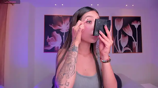 Snapshot of TaraLawrence chatting on 11-21-25, 03:27 TaraLawrence online show from 11-21-25, 03:27