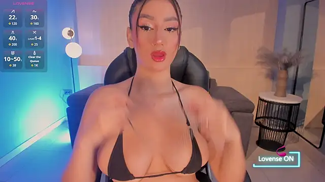 Snapshot of MaddisonLowe chatting on 10-24-25, 04:53 MaddisonLowe online show from 10-24-25, 04:53