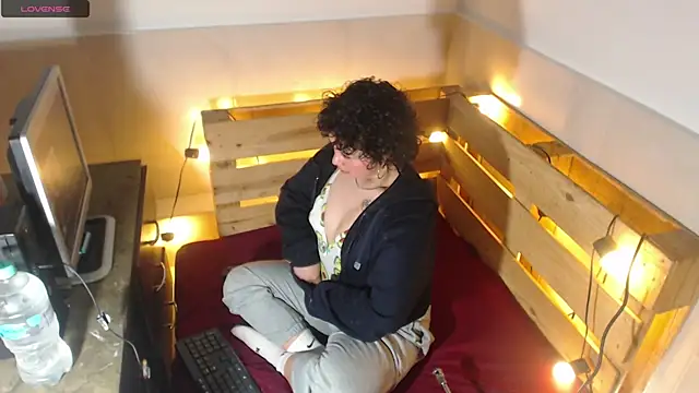 Snapshot of Bitsy_Messy chatting on 12-18-25, 03:56 Bitsy Messy online show from 12-18-25, 03:56