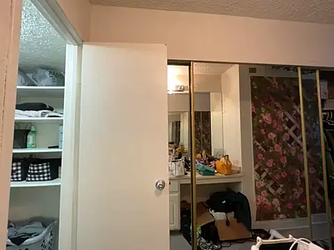 Snapshot of GoddessNih chatting on 10-25-25, 04:24 GoddessNih online show from 10-25-25, 04:24