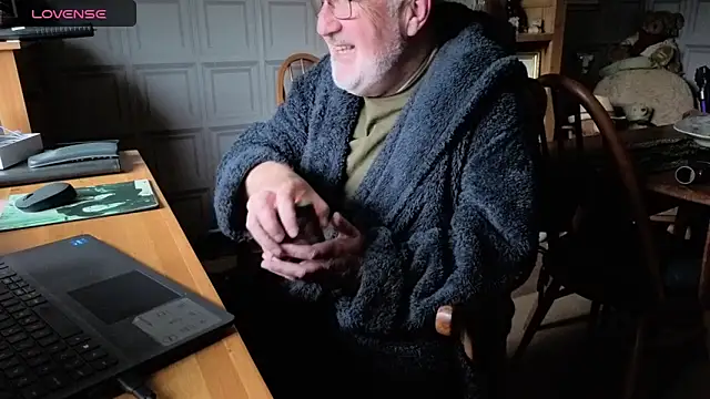 Adamdaddybear online show from 10-16-25, 07:31