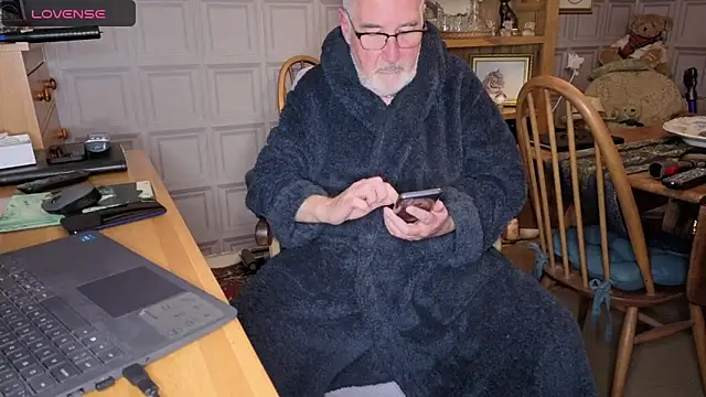 Adamdaddybear online show from 10-16-25, 08:10