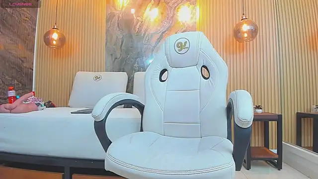 Snapshot of ella_harper chatting on 10-22-25, 03:29 ella harper online show from 10-22-25, 03:29