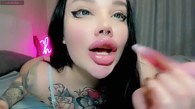 Snapshot of Aira_vi chatting on 05-18-26, 03:18 Aira vi online show from 05-18-26, 03:18