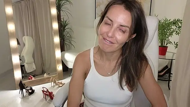 Snapshot of Beylly chatting on 02-08-25, 01:43 Beylly online show from 02-08-25, 01:43