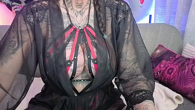 Snapshot of MeganWitch chatting on 10-21-25, 04:51 MeganWitch online show from 10-21-25, 04:51