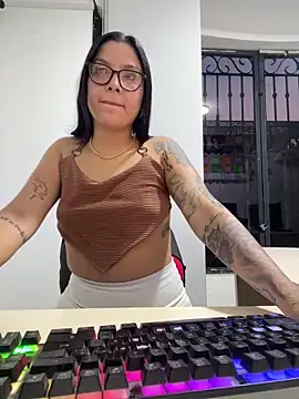 DAPHNEEE-ROSSEEE online show from 12-18-25, 11:00