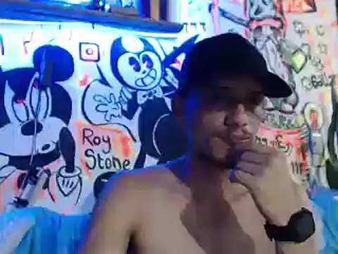 roystonee01 online show from 09-18-25, 01:18