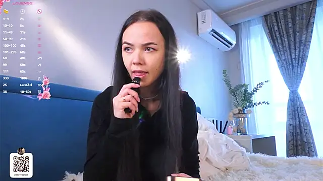 Snapshot of SynneFrary chatting on 10-13-25, 06:02 SynneFrary online show from 10-13-25, 06:02