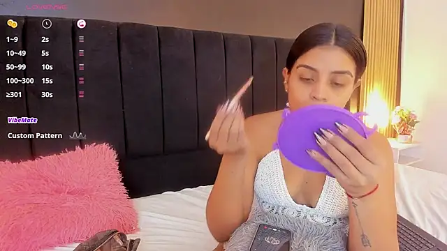 sweetsofia18 online show from 12-13-25, 10:15