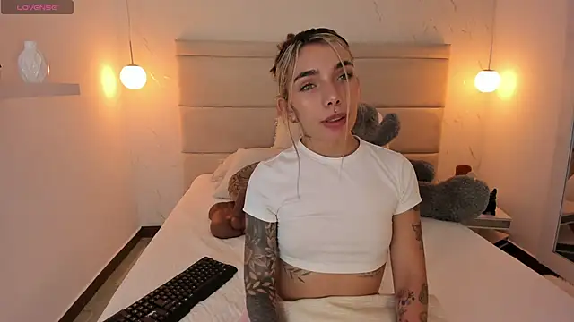 Snapshot of Mollymoon1 chatting on 11-27-25, 07:49 Mollymoon1 online show from 11-27-25, 07:49