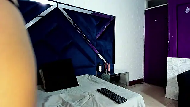 Snapshot of cathaleyahh chatting on 11-30-25, 04:05 cathaleyahh online show from 11-30-25, 04:05