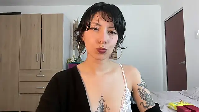 Snapshot of cataline_de_aragaon chatting on 02-27-25, 07:47 cataline de aragaon online show from 02-27-25, 07:47