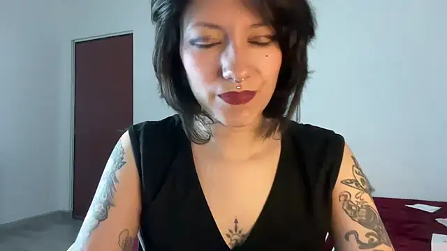 Snapshot of cataline_de_aragaon chatting on 09-12-25, 09:15 cataline de aragaon online show from 09-12-25, 09:15
