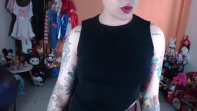 Snapshot of MissMiia2 chatting on 06-14-26, 05:37 MissMiia2 online show from 06-14-26, 05:37