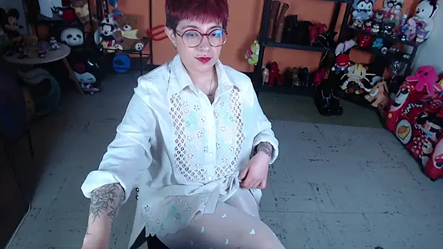 Snapshot of MissMiia2 chatting on 06-18-26, 10:19 MissMiia2 online show from 06-18-26, 10:19