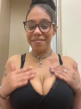 Snapshot of Princess_Desirae chatting on 04-16-26, 03:18 Princess Desirae online show from 04-16-26, 03:18