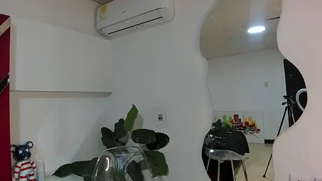 Snapshot of Milanxht chatting on 10-12-25, 08:30 Milanxht online show from 10-12-25, 08:30