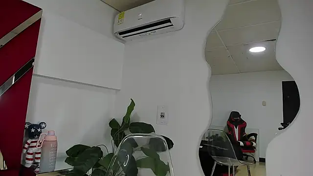 Snapshot of Milanxht chatting on 10-22-25, 08:41 Milanxht online show from 10-22-25, 08:41