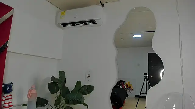 Snapshot of Milanxht chatting on 11-18-25, 08:46 Milanxht online show from 11-18-25, 08:46