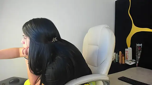 Criistaal  online show from 03-10-25, 05:22