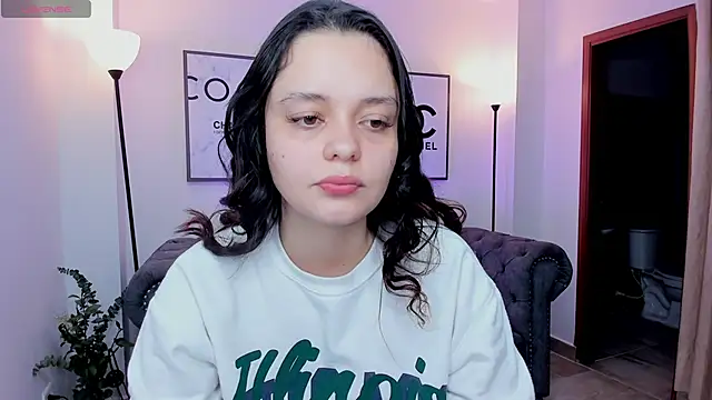 Bella-hadiid online show from 02-25-25, 11:08