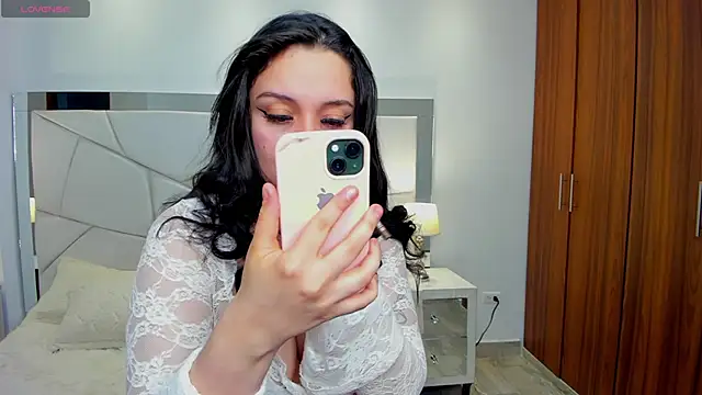 Bella-hadiid online show from 09-21-25, 11:45