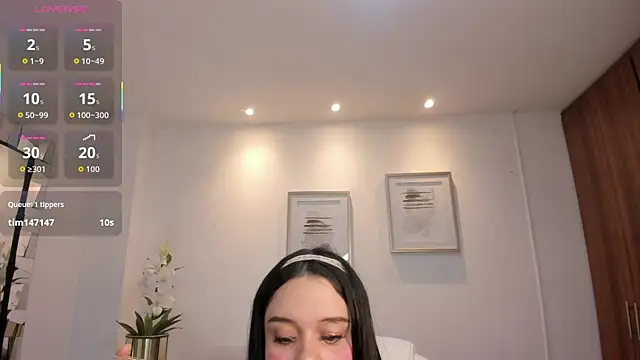 Bella-hadiid online show from 10-05-25, 11:24