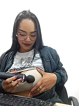 Snapshot of Sara-77 chatting on 01-27-25, 10:06 Sara-77 online show from 01-27-25, 10:06