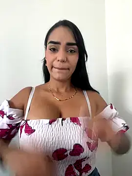 Snapshot of Sara-77 chatting on 10-08-25, 03:31 Sara-77 online show from 10-08-25, 03:31