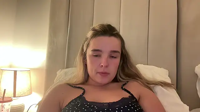 Snapshot of maisiesmithx chatting on 06-08-26, 01:28 maisiesmithx online show from 06-08-26, 01:28