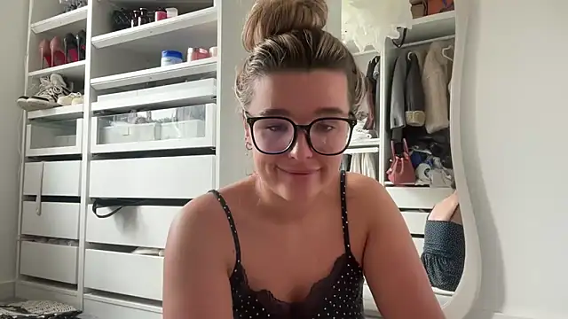 Snapshot of maisiesmithx chatting on 06-08-26, 01:33 maisiesmithx online show from 06-08-26, 01:33