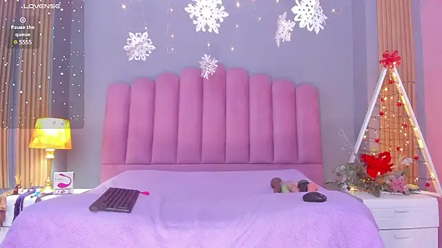 Snapshot of DevoniCollins chatting on 12-12-24, 01:28 DevoniCollins online show from 12-12-24, 01:28