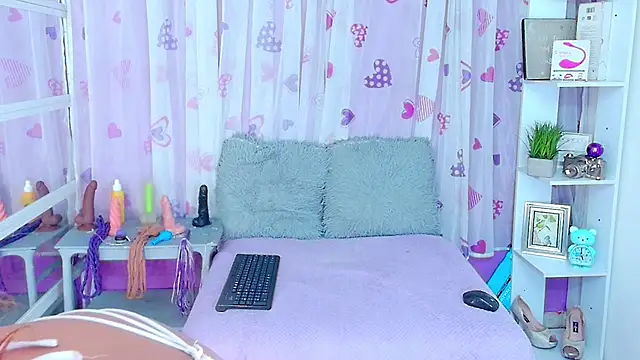 Snapshot of DevoniCollins chatting on 02-04-25, 08:06 DevoniCollins online show from 02-04-25, 08:06