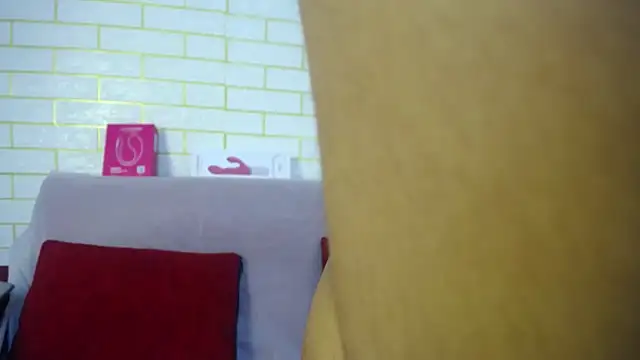 Snapshot of ricura_mily chatting on 10-28-25, 03:32 ricura mily online show from 10-28-25, 03:32