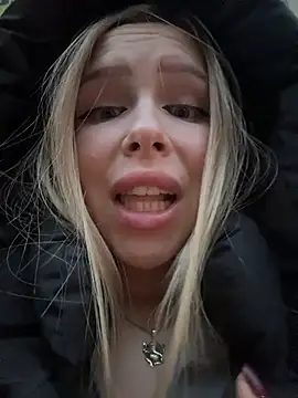 Snapshot of mur_girl chatting on 12-20-25, 12:45 mur girl online show from 12-20-25, 12:45