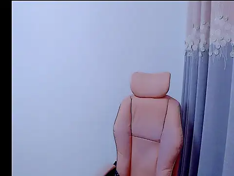 Snapshot of Little-sweet chatting on 10-12-25, 01:15 Little-sweet online show from 10-12-25, 01:15