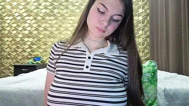 emonyashka  online show from 04-17-26, 06:11