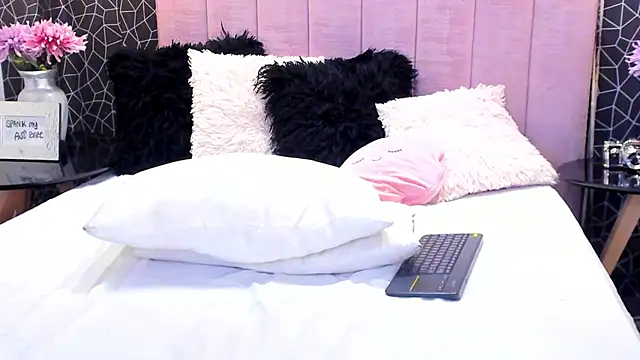 Snapshot of Violet_Grace chatting on 01-14-25, 08:37 Violet Grace online show from 01-14-25, 08:37