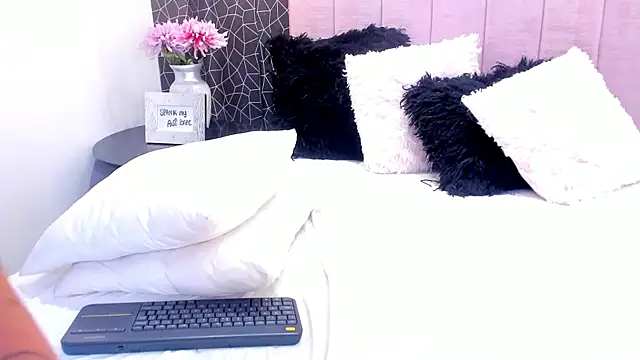 Snapshot of Violet_Grace chatting on 01-16-25, 07:20 Violet Grace online show from 01-16-25, 07:20