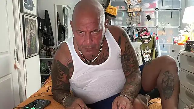 Snapshot of joeytatts66 chatting on 10-17-25, 01:20 joeytatts66 online show from 10-17-25, 01:20