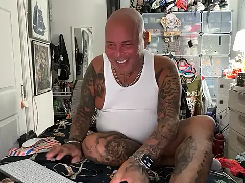 Snapshot of joeytatts66 chatting on 10-25-25, 04:20 joeytatts66 online show from 10-25-25, 04:20